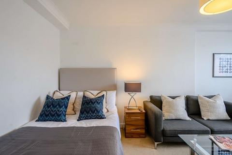 Studio to rent, Hill Street W1