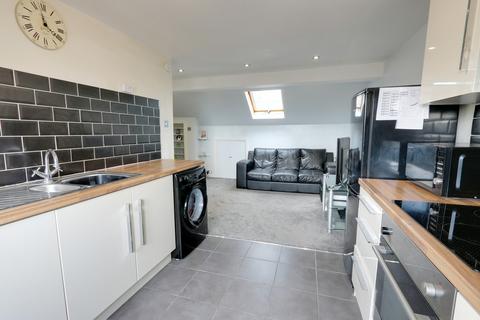 1 bedroom apartment to rent, Broadway, Leigh-on-Sea