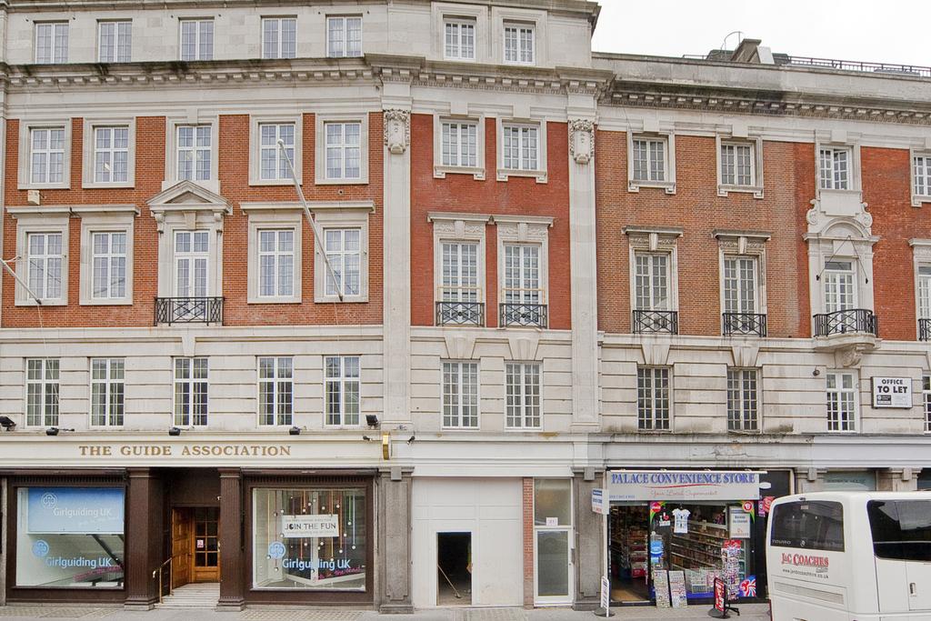 Buckingham Palace Road, SW1W 2 bed flat £4,117 pcm (£950 pw)