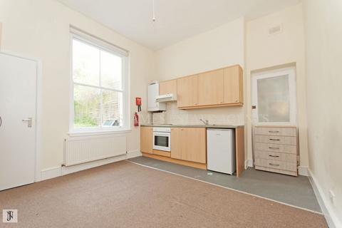 Studio to rent, Mountview Road, London N4