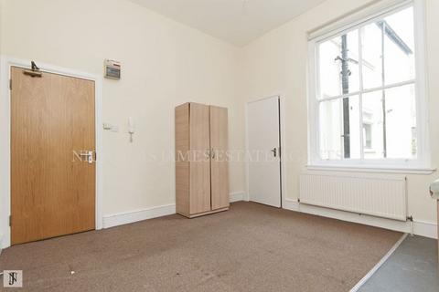 Studio to rent, Mountview Road, London N4