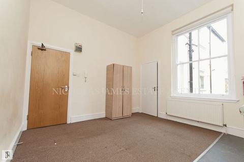 Studio to rent, Mountview Road, London N4