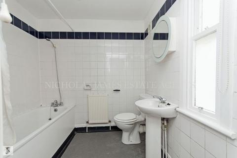 Studio to rent, Mountview Road, London N4