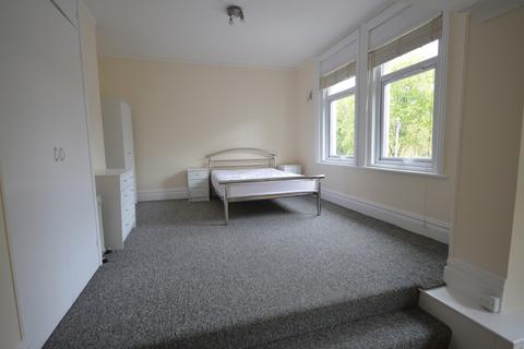 Studio to rent, Westbourne