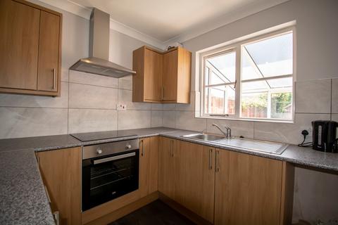 3 bedroom terraced house to rent, Large 3 Bed Terraced house in Throop