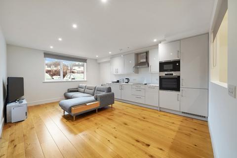 1 bedroom flat to rent, Park Avenue, Bushey, Hertfordshire, WD23