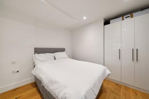1 bedroom flat to rent, Park Avenue, Bushey, Hertfordshire, WD23