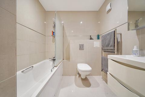 1 bedroom flat to rent, Park Avenue, Bushey, Hertfordshire, WD23