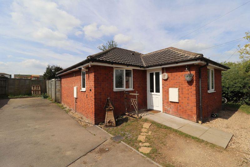 Hesters Way Road, Cheltenham 2 bed detached bungalow £1,100 pcm (£254 pw)