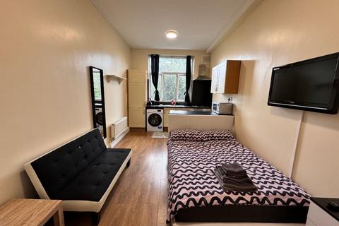 Studio to rent, Finchley Road, NW3