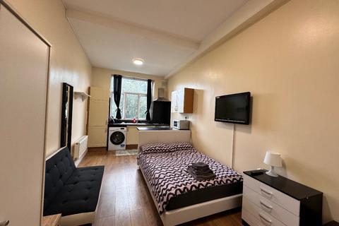 Studio to rent, Finchley Road, NW3