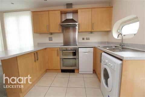 2 bedroom flat to rent, Watkin Road