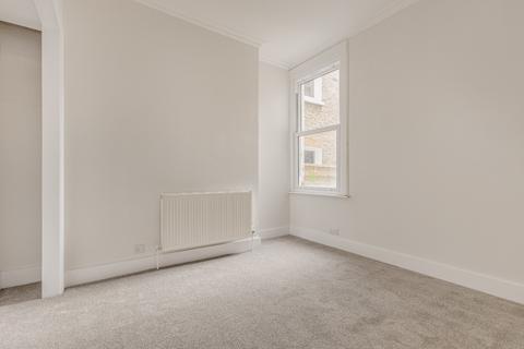 2 bedroom flat to rent, Yukon Road, Clapham South, London