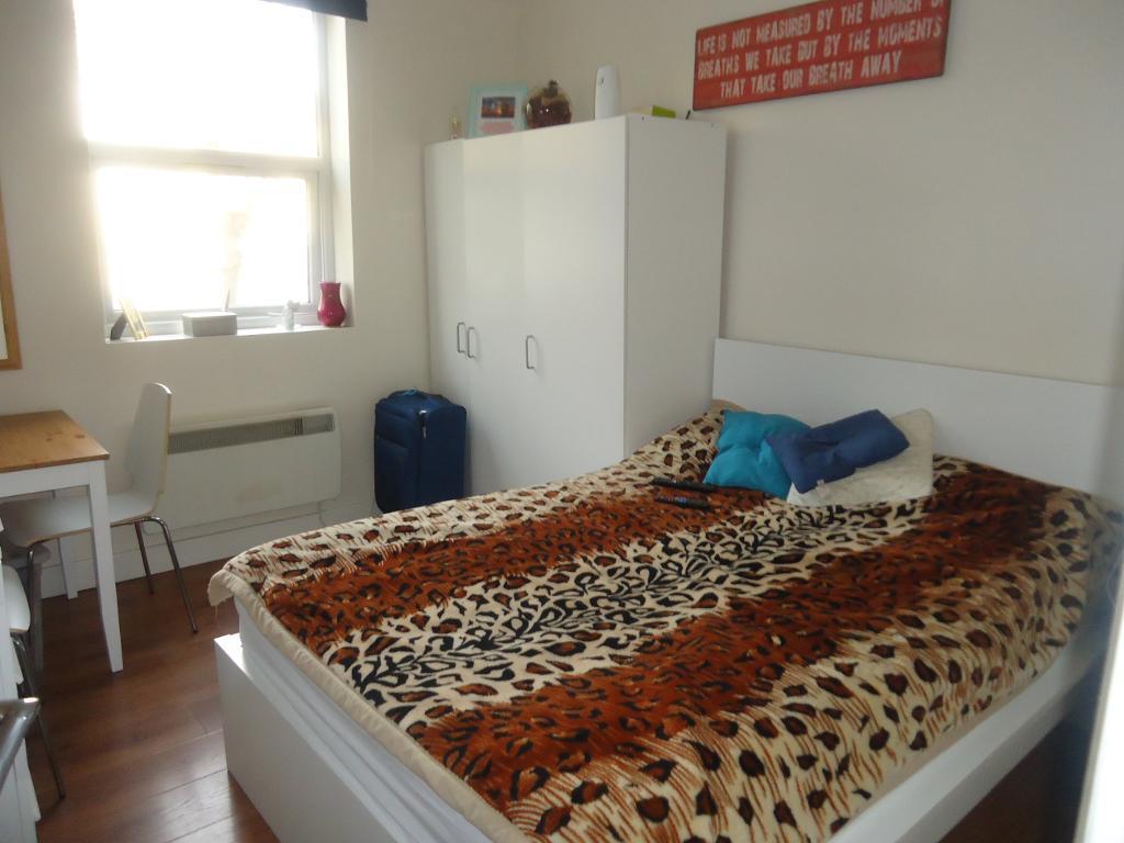 Denmark Hill, Denmark Hill, London, SE5 8RX 1 bed flat £1,245 pcm (£