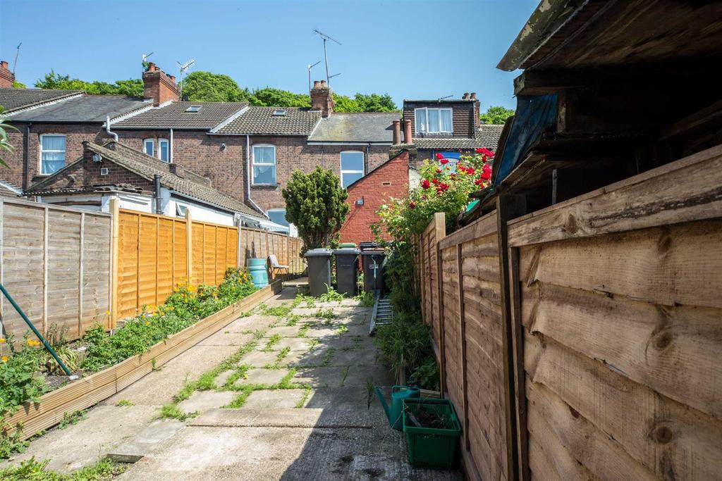 Hartley Road, Luton 2 bed terraced house £795 pcm (£183 pw)
