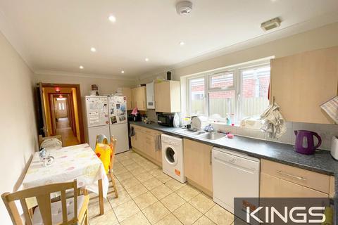 6 bedroom semi-detached house to rent, Spear Road, Southampton