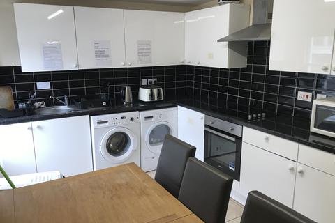 1 bedroom in a house share to rent - 65a Southchurch Road, Westcliff on Sea SS1
