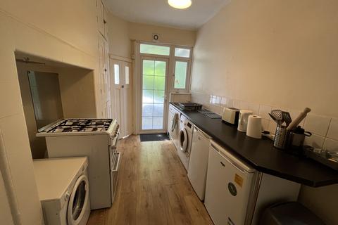 2 bedroom apartment to rent, Sefton Court, Leeds, West Yorkshire, LS6