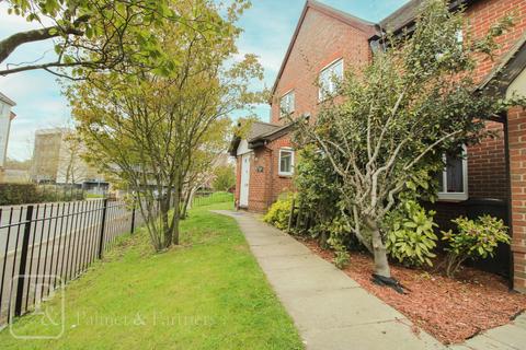 3 bedroom end of terrace house to rent, Peppercorn Close, Colchester, Essex, CO4