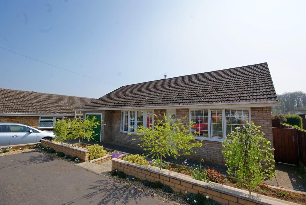 Dane Close, Metheringham, Lincoln 3 bed detached bungalow £825 pcm (£