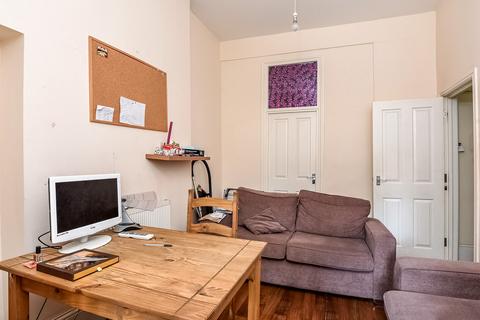 3 bedroom flat to rent, Junction Road, Holloway Archway, London