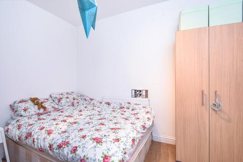 3 bedroom flat to rent, Junction Road, Holloway Archway, London
