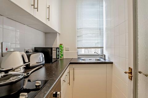 Studio to rent, Hill Street W1