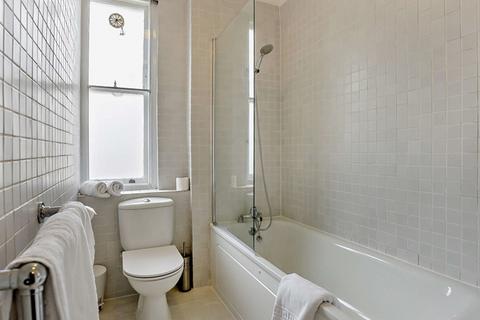Studio to rent, Hill Street W1