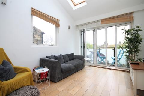 2 bedroom flat to rent, Hanley Road, Stroud Green, N4