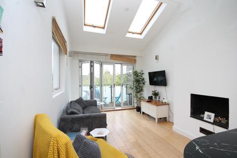 2 bedroom flat to rent, Hanley Road, Stroud Green, N4