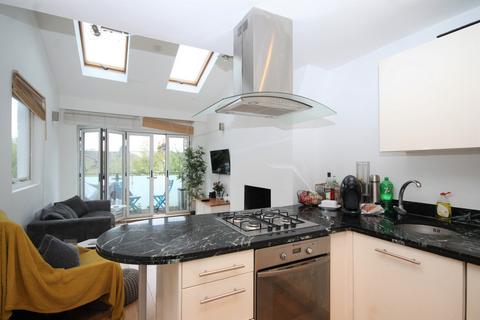 2 bedroom flat to rent, Hanley Road, Stroud Green, N4