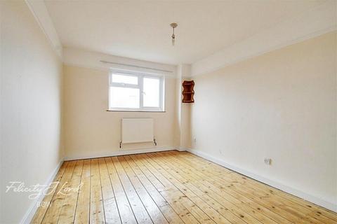 2 bedroom flat to rent, Parnell Road, London