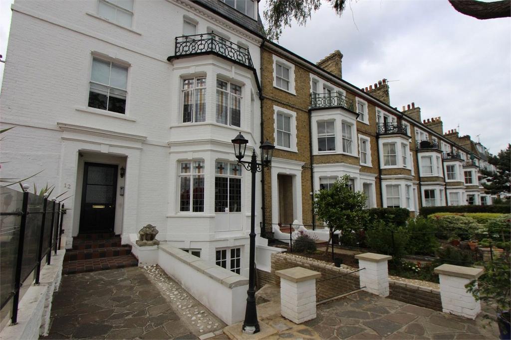 Clifftown Parade, SouthendonSea, Essex, SS1 2 bed flat £995 pcm (£