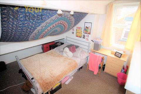 6 bedroom house to rent, St Michaels Terrace, Headingley, Leeds LS6 3BQ