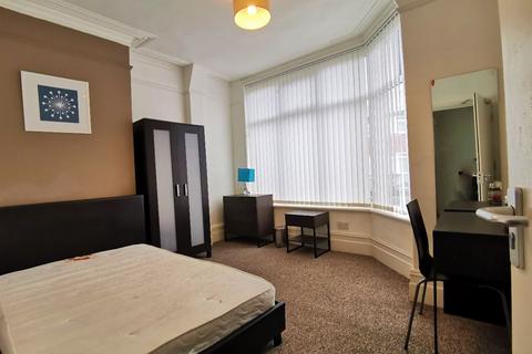 1 bedroom in a house share to rent, Sumner Road, Salford, M6