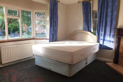 3 bedroom house share to rent - Large Double Room to Rent in Sutton
