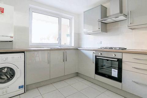 1 bedroom in a flat share to rent, LAWRENCE CLOSE