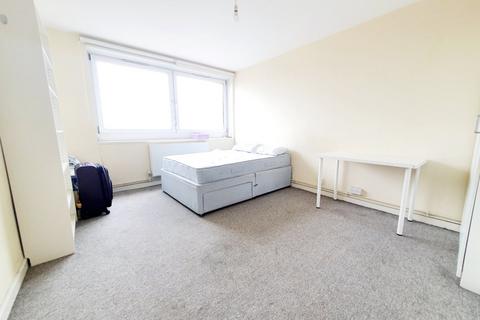 3 bedroom flat to rent, Burbage Close, Borough