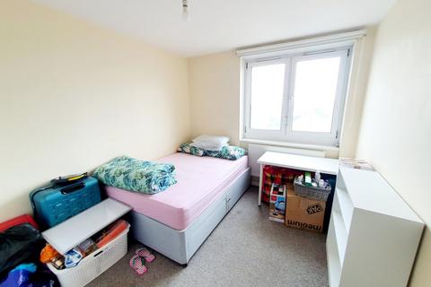 3 bedroom flat to rent, Burbage Close, Borough