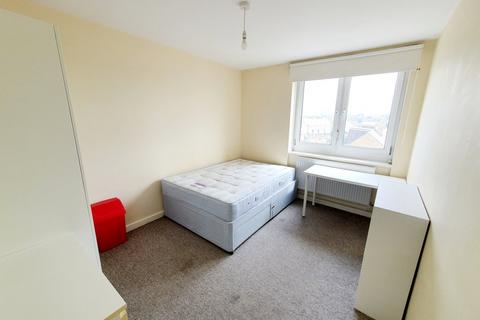 3 bedroom flat to rent, Burbage Close, Borough