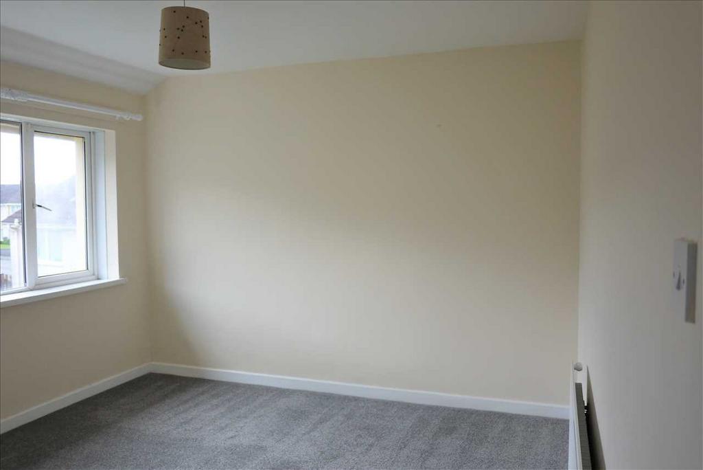 Front bedroom 2 :