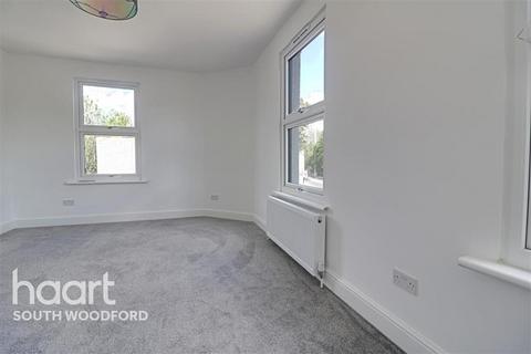 1 bedroom in a flat share to rent, Chigwell Road, South Woodford, E18