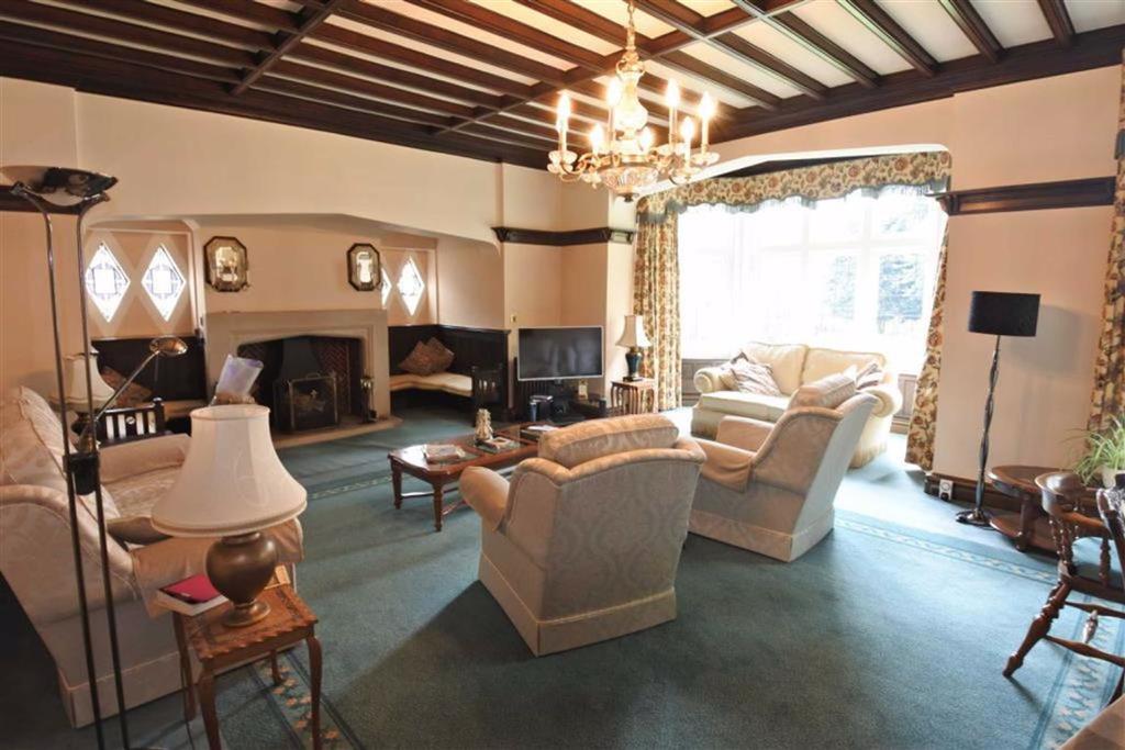 Hullen Edge Road, Elland, HX5 4 bed detached house £1,750 pcm (£404 pw)