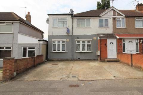 5 bedroom semi-detached house to rent, Laburnum Road, Hayes