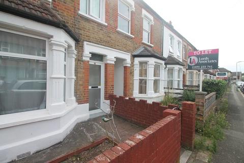 4 bedroom semi-detached house to rent, Mill Avenue, Uxbridge, UB8