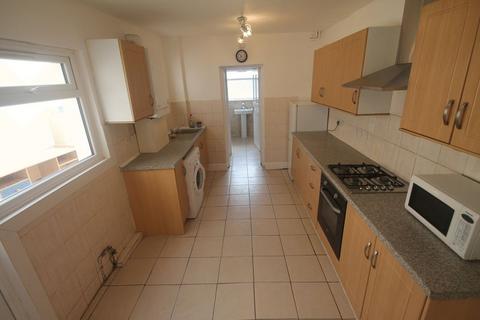 4 bedroom semi-detached house to rent, Mill Avenue, Uxbridge, UB8