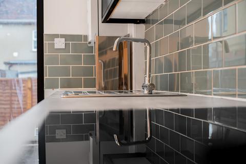 5 bedroom terraced house to rent, Christchurch Road, Purley