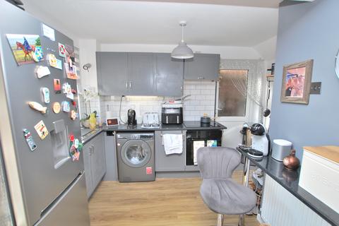 3 bedroom end of terrace house to rent, ROWLEY FURROWS