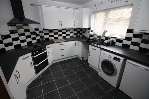 3 bedroom house to rent, Queen Margarets Road, ,