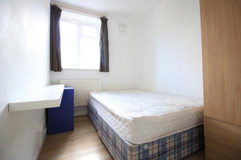 3 bedroom flat to rent, Charles Square, London N1